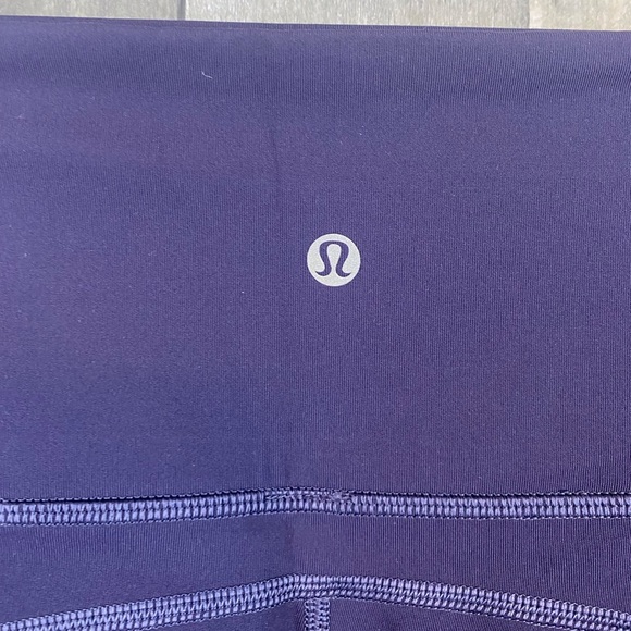 Lululemon Anew Crop (21") in Black Grape Size 6. - Picture 7 of 16